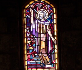 Photo d'un vitrail pris dans une église Vitrail